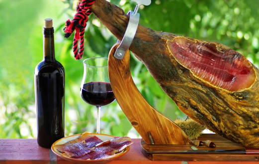196982-521x329-Jamon-of-spain-and-red-wine1